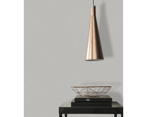 Interiér s visiacou lampou a nástennou tapetou