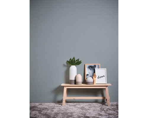 Dekoratívna scéna s lavicou, vázami a obrazmi na stene