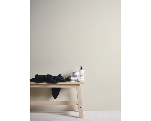 Stena natretá farbou, lavica s doplnkami