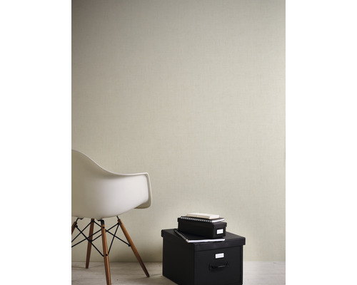 Interiérový pohľad so štruktúrovanou tapetou na stene, doplnený stoličkou a úložnými boxmi