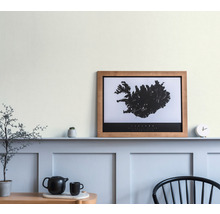 Obývacia izba s dizajnom stien, zarámovaným plagátom Islandu a dekoráciami.