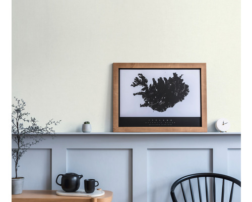 Obývacia izba s dizajnom stien, zarámovaným plagátom Islandu a dekoráciami.