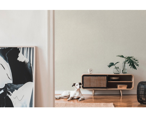 Svetlá izba s tapetou so vzorom, drevenou komodou a psom