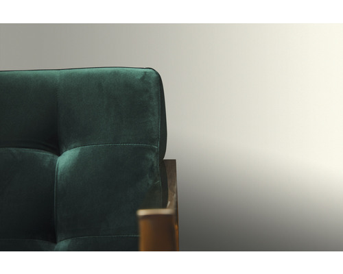 Detail zelenej pohovky s prešívaným operadlom.