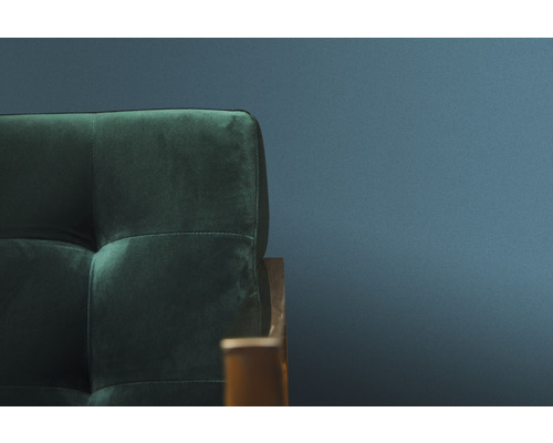 Detail zelenej sedačky so zamatovým poťahom