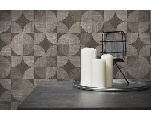 Dekoratívna stena s geometrickým vzorom tapety, sviečky a lampáš