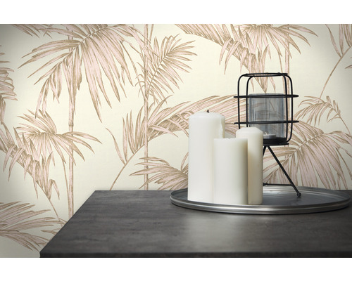 Tapeta s motívom paliem, dekorácia so sviečkami a lampášom