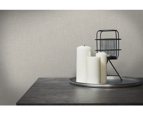 Detail tapety s textilnou štruktúrou v kombinácii so sviečkami a dekoráciou