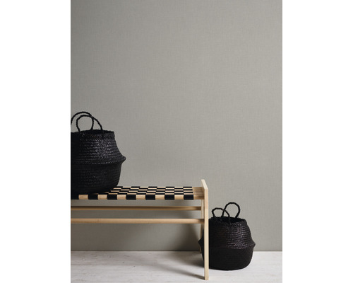 Lavička s dvoma čiernymi úložnými košmi