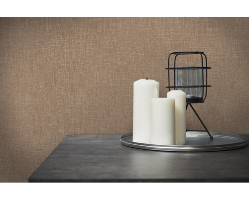 Detail hnedé textilnej tapety so sviečkami a dekoráciou