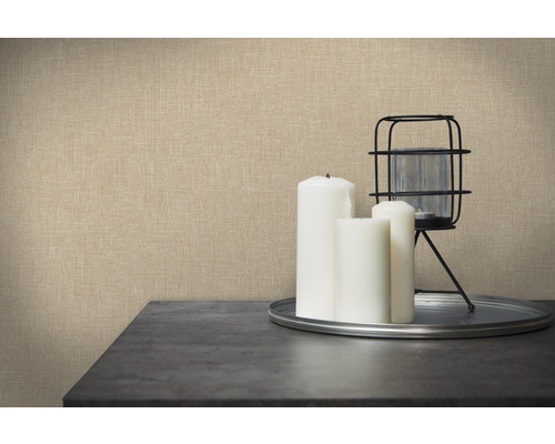 Detailný záber béžovej vliesovej tapety v obývacej izbe so svietnikom