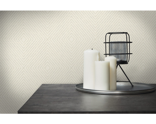 Pohľad do miestnosti s tapetou so vzorom a dekoratívnymi predmetmi