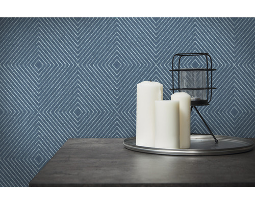 Dekoratívna tapeta s geometrickým kosoštvorcovým vzorom v interiéri