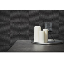 Obývacia izba s geometrickou tapetou, sviečkami a lampášom