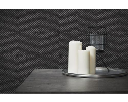 Obývacia izba s geometrickou tapetou, sviečkami a lampášom