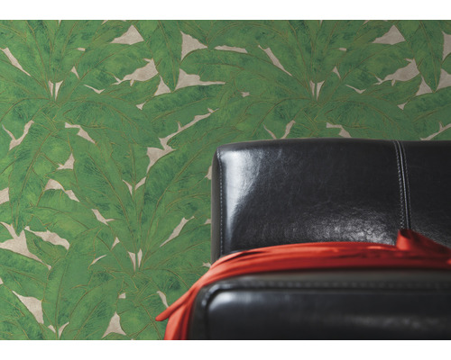 Tapeta so vzorom zelených listov a stolička