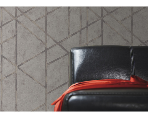 Tapeta s geometrickým vzorom a kreslo