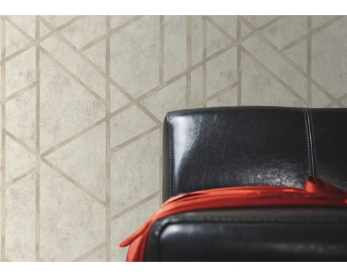 Tapeta s geometrickým vzorom v izbe s kreslom