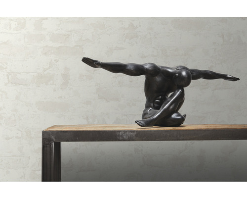 Dekoratívna socha sediacej postavy na stole