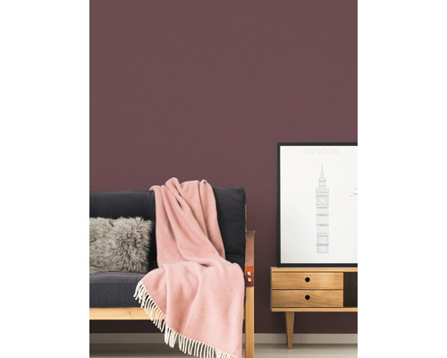 Obývacia izba s pohovkou, vankúšom, dekou, komodou a zarámovaným obrazom Londýna