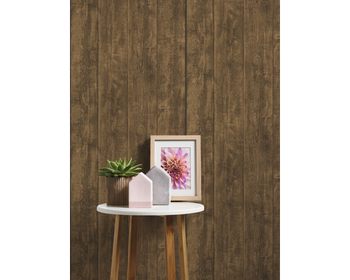 Dekoratívna tapeta s drevenými panelmi so stolom a dekoráciou