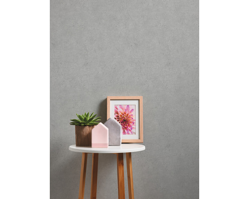 Dekoratívne zátišie so sukulentom, domčekmi a rámom obrazu na odkladacom stolíku