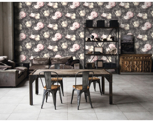 Obývacia izba s tapetou s kvetinovým vzorom, jedálenský stôl a stoličky