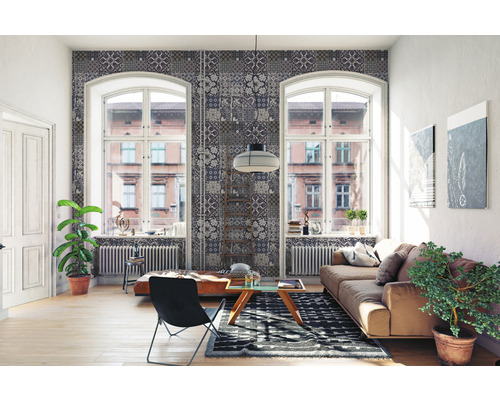 Obývacia izba so vzorovanou tapetou, pohovkou, kreslom a drevenou podlahou