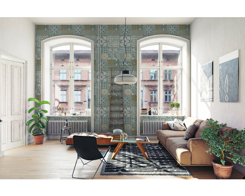 Svetlá obývacia izba s pohovkou, kreslom, kobercom a dekoratívnou stenovou tapetou.