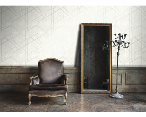 Obývacia izba s geometrickou tapetou, kreslom, zrkadlom a svietnikom