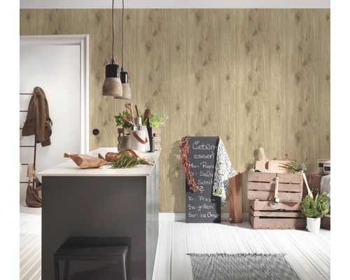 Svetlý interiér s nástennou tapetou so vzhľadom dreva, kuchynským pultom a dekoratívnymi prvkami.