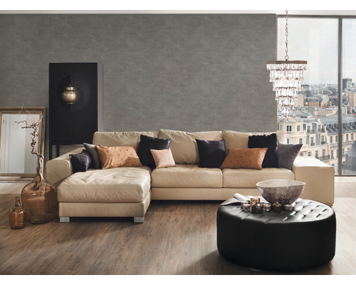 Obývacia izba s koženou sedačkou, otomanom a dekoráciami