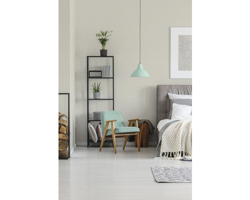 Svetlá spálňa s kreslom, posteľou a regálom