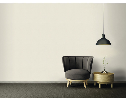 Interiérová scéna s kreslom, odkladacím stolíkom a závesnou lampou pre moderné obytné prostredie.