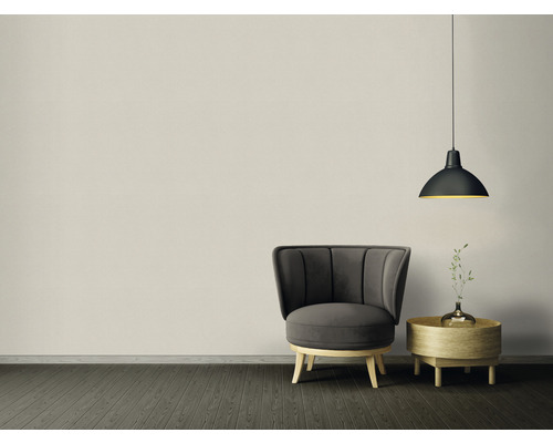 Interiérová fotografia s kreslom, odkladacím stolíkom a závesným svietidlom