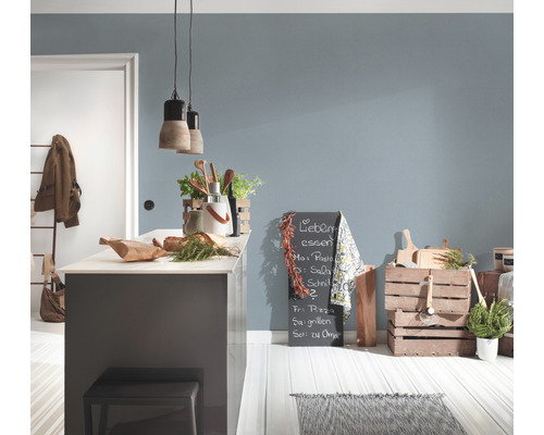 Svetlá kuchyňa s kuchynským ostrovom, dekoráciami, tabuľou a drevenými debnami