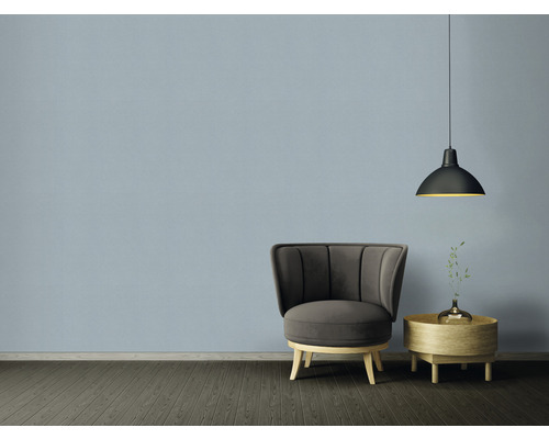 Obývacia izba s kreslom, odkladacím stolíkom a závesnou lampou