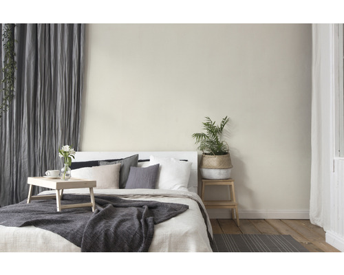 Svetlá spálňa s posteľou, nočným stolíkom a dekoráciou