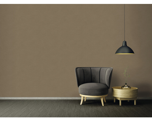 Pohľad na izbu s kreslom, príručným stolíkom a závesným svietidlom