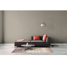 Obývacia izba s béžovou vliesovou tapetou, pohovkou, stolom a stojacou lampou