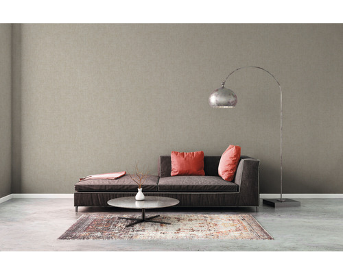 Obývacia izba s béžovou vliesovou tapetou, pohovkou, stolom a stojacou lampou