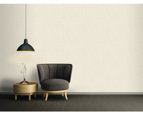 Obývacia izba s kreslom, príručným stolíkom a závesnou lampou pred štruktúrovanou stenou