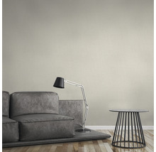 Obývacia izba so sivou pohovkou, stojacou lampou a malým príručným stolíkom.