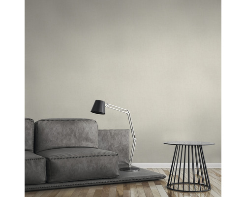 Obývacia izba so sivou pohovkou, stojacou lampou a malým príručným stolíkom.