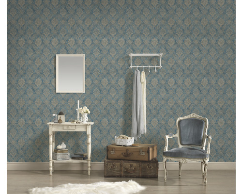 Ukážka interiéru so vzorovanou tapetou, stolom, stoličkou a dekoráciou pre štýlové bývanie.