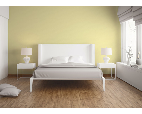 Spálňa s manželskou posteľou, nočnými stolíkmi a lampami