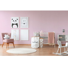 Detská izba s postieľkou, kreslom, hračkami a obrázkami zvierat na stene