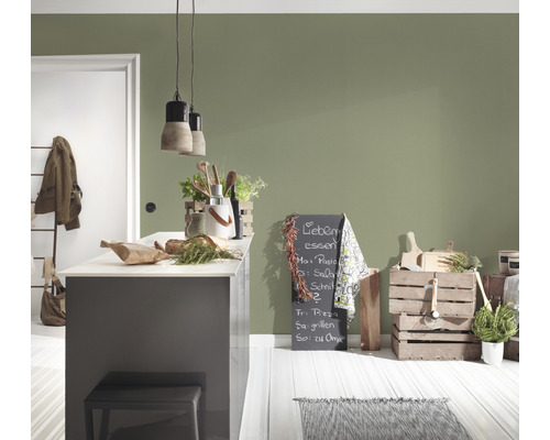 Svetlá, priateľská kuchyňa s kuchynským ostrovom, drevenými debnami a tabuľou