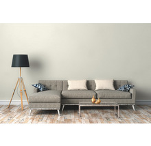 Obývacia izba s rohovou sedačkou, stojacou lampou a konferenčným stolíkom