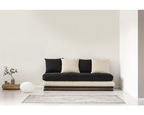 Svetlá izba s futónom, vankúšmi a dekoráciou